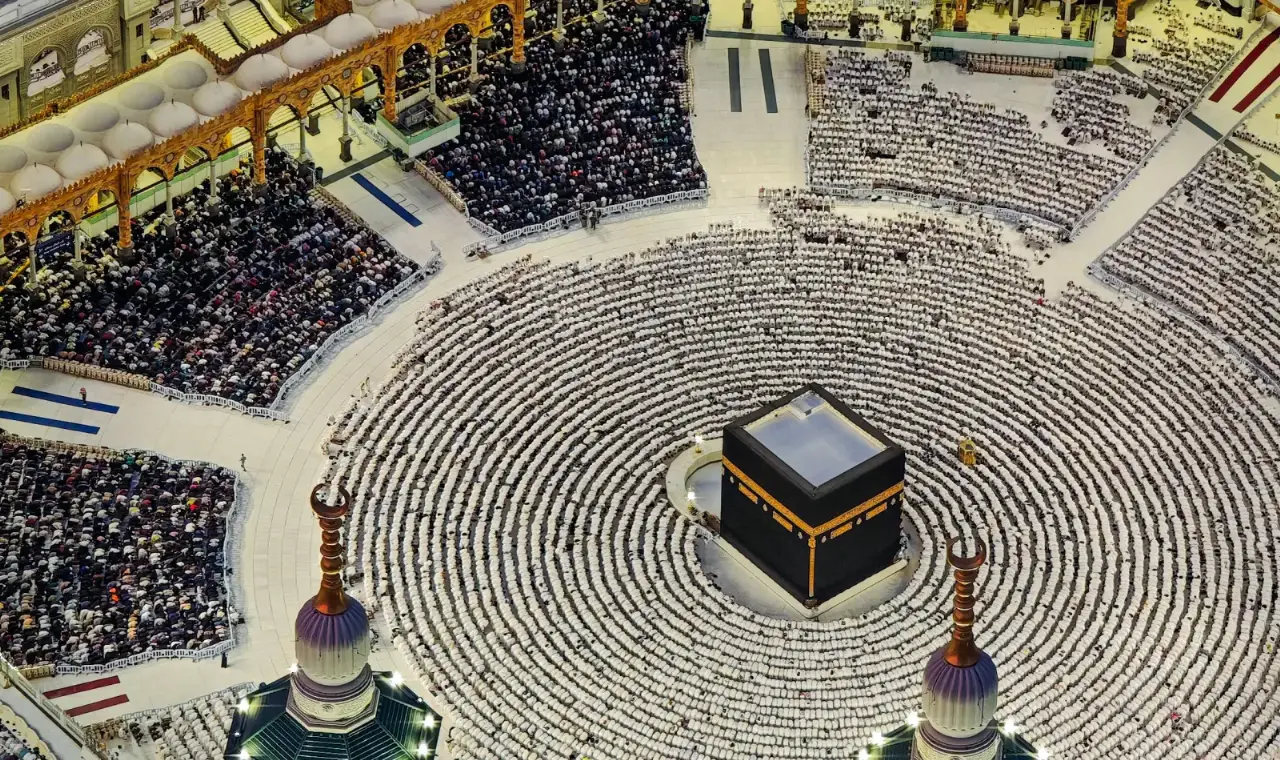 Pilgrims at the Holy Kaaba in Makkah — Umrah Packages from Bhalwal