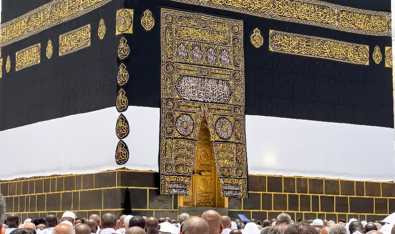 Pilgrim family dressed in Ihram preparing for Umrah